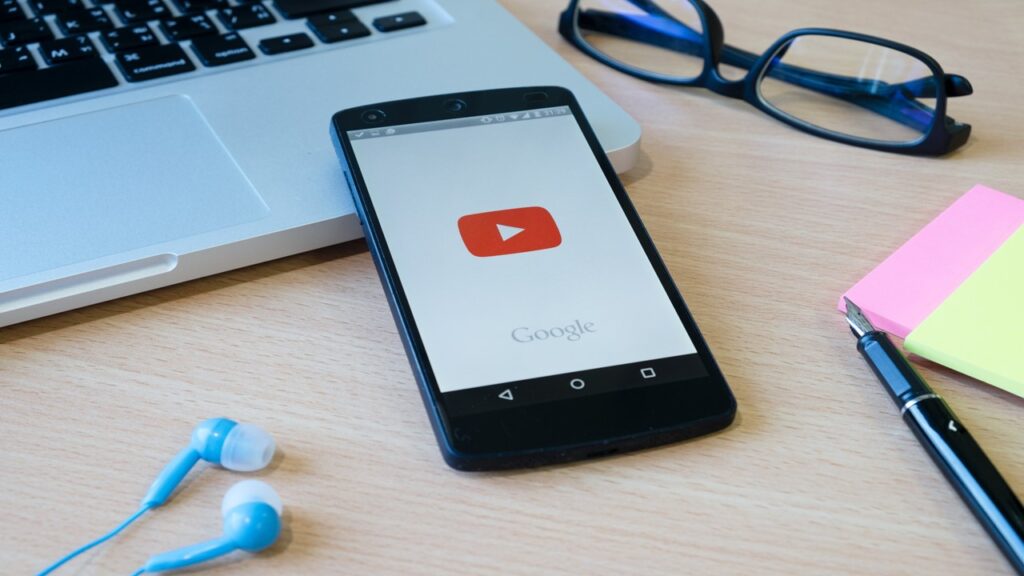 मोबाइल स्क्रीन पर खुला हुआ YouTube ऐप, जो दिखा रहा है कि कैसे Earn Money from YouTube Channel के जरिए लोग वीडियो अपलोड कर कमाई कर सकते हैं।